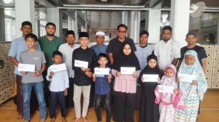 Keuchik Bersama Pengurus AY Haji Djafar Hanafiah Memberikan Santunan