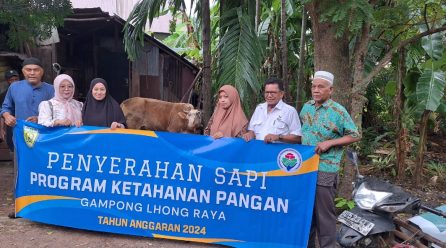 Keuchik Serahkan Sapi Ketahanan Pangan
