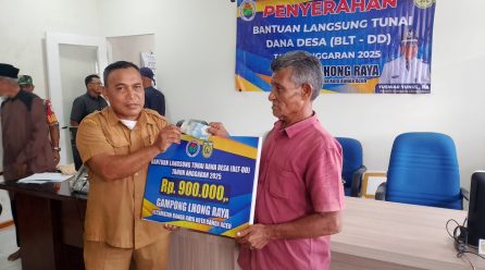 Keuchik Bagikan BLT Tahap Akhir